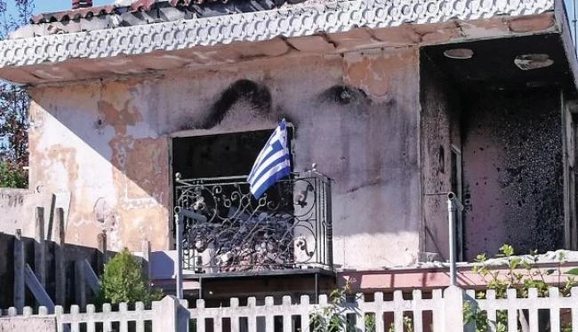 Υψωσε τη γαλανόλευκη στο καμμένο σπίτι της, στο Μάτι